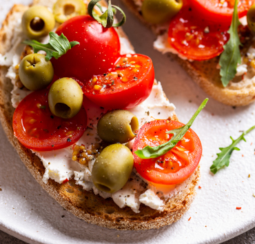 Aperitivo con bruschetta con tomate y aceitunas 