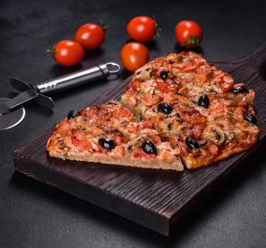 Pizza de verduras con adición de aceitunas y hierbas 