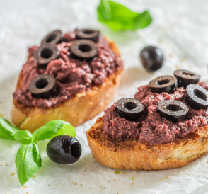 Bruschetta deliciosa y saludable con aceitunas negras.