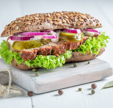 Sabroso sándwich de paté con pepinillos encurtidos y lechuga. 